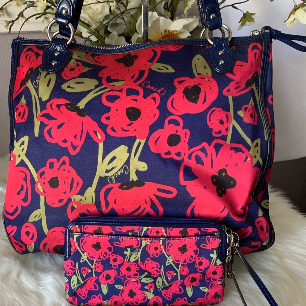RARE COACH Poppy Hallie Floral Tote /
Shoulder Bag & Wallet /wristlet HTF - Picture 6 of 10